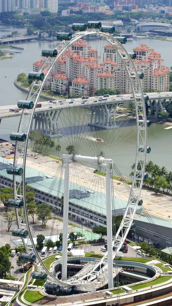 Singapore - Apr 2nd 2015: Luchtfoto van Singapore Flyer en pit lane van de Formula One Racing track in Marina Bay district — Stockfoto