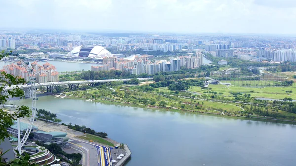 SINGAPORE - APR 2 2015: Vista aérea de Singapura Voador e pit lane da pista de Fórmula 1 Racing no distrito de Marina Bay — Fotografia de Stock