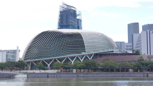 SINGAPUR - 2 ABR 2015: Esplanade Teatros en la Bahía durante el día. Esplanade Theatres on the Bay es una serie de edificios ubicados en tierra de seis hectáreas junto a Marina Bay —  Fotos de Stock