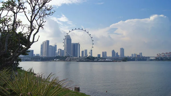 SINGAPUR - 2 ABR 2015: Vista aérea de Singapore Flyer y pit lane de la pista de Fórmula 1 en el distrito de Marina Bay —  Fotos de Stock