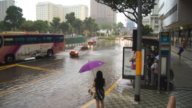 Singapur - 2nd Nisan 2015: İnanılmaz güçlü muson yağış sokak sel neden Asya