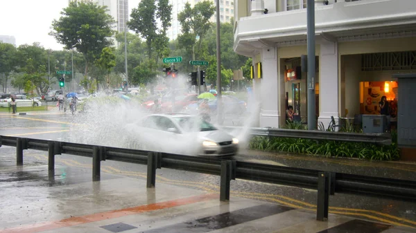 新加坡-2015年4月2日: 亚洲令人难以置信的强烈季风降雨导致街道泛滥 — 图库照片