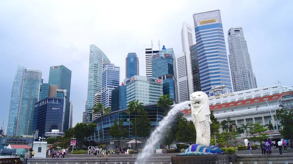 Singapore - Apr 2nd 2015: The Merlion fontein en de skyline van Singapore. Merlion is een mythisch wezen met het hoofd van een leeuw en het lichaam van een vis. Wordt gezien als een symbool van de stad — Stockfoto