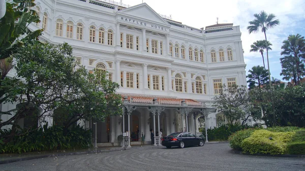 Singapore - Apr 2nd 2015: Oprit van de koloniale stijl Raffles Hotel in Singapore. Het hotel is een van de beroemdste iconen van Singapore opgericht in 1899 — Stockfoto