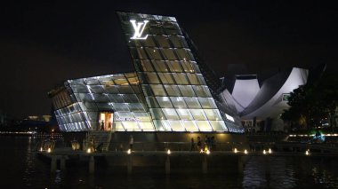 Singapur - 2nd Nisan 2015: Louis Vuitton Adası Maison Marina Bay, gece sahne