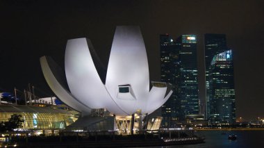 Singapur - 2nd Nisan 2015: Marina Bay, sanat Bilim Müzesi geceleri