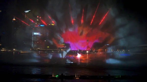 Singapore - 2. Apr 2015: die Licht-, Wasser- und Soundshow am nächtlichen Sand der Marina Bay — Stockfoto
