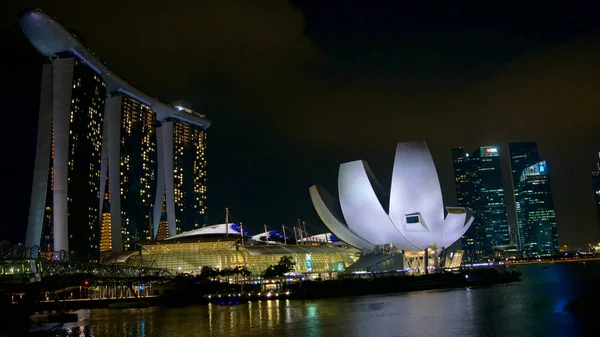 シンガポール - 2015 年 4 月 2 日: マリーナ ベイ サンズ リゾート ホテルの夜景。高級ホテル、世界スタンドアロン カジノ プロパティで最も高価な都市の主要な観光地 — ストック写真