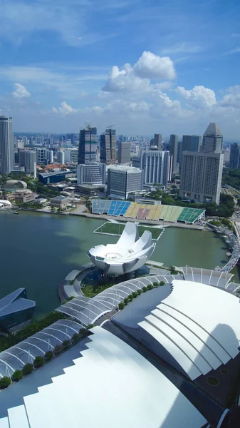SINGAPUR - 2 ABR 2015: Singapur Skyline en Marina Bay desde Aerial View desde Skypark durante el día. Skyline en el Distrito Financiero, Centro de Marina Bay —  Fotos de Stock