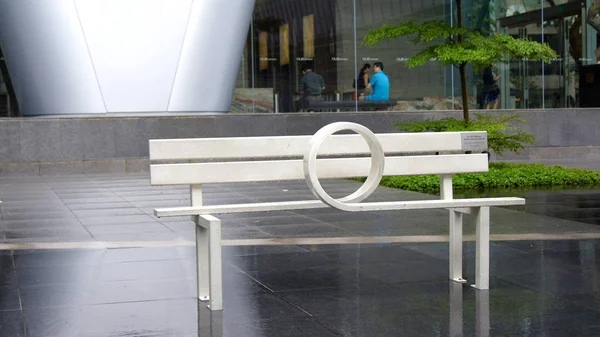 Singapore - 2. Apr 2015: Weiße Holzbank auf dem Bürgersteig als öffentliche Kunst — Stockfoto