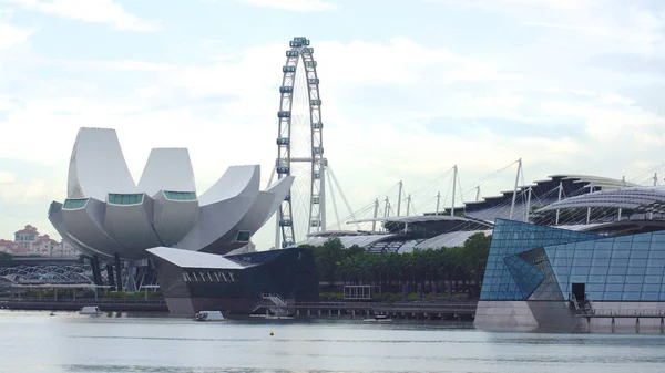 Singapore - Apr 2nd 2015: Marina Bay Sands, Singapore Flyer, Artscience Museum — Stockfoto