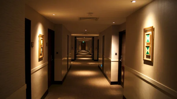SINGAPUR - 02 ABR 2015: paso, camino, pasillo, pasillo en un hotel de lujo —  Fotos de Stock