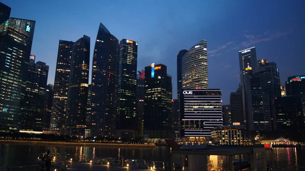 Singapore - 3. Apr 2015: Skyline der Stadt bei Nacht mit Wolkenkratzern an der Marina Bay — Stockfoto