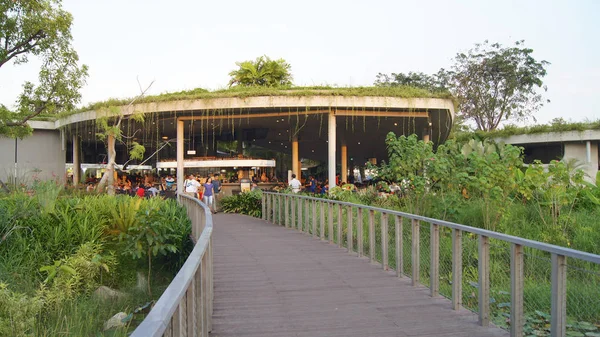 Singapore - 3. apr 2015: satay by the bay, hawker center in garden by the bay — Stockfoto