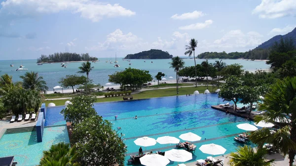 马来西亚兰卡威岛-2015年4月4日: Danna 豪华酒店在兰卡威的游泳池装饰和风格优美 — 图库照片