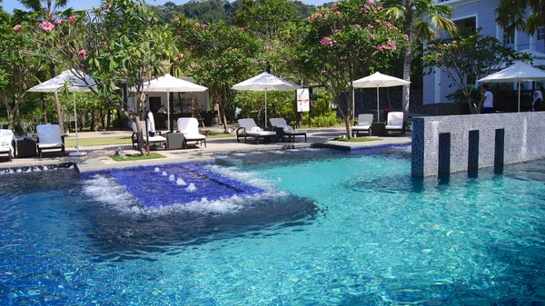 Pulau Langkawi, Malajsie - dub 4. 2015: bazén The Danna luxusní Hotel na ostrově Langkawi s krásnou výzdobou a styl — Stock fotografie