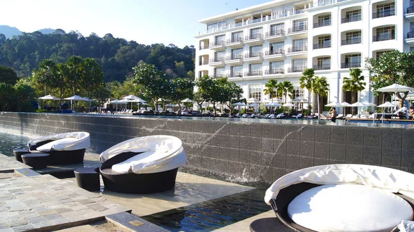 马来西亚兰卡威岛-2015年4月4日: 兰卡威 Danna 豪华酒店游泳池的休闲椅, 装饰风格优美 — 图库照片
