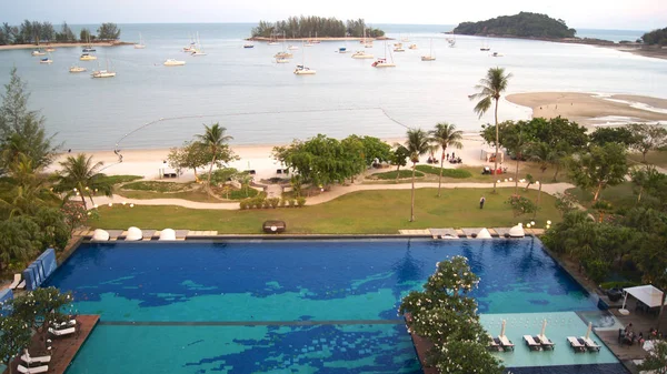 PULAU LANGKAWI, MALASIA - 04 ABR 2015: Piscina del hotel de lujo DANNA en la isla Langkawi con hermosa decoración y estilo —  Fotos de Stock