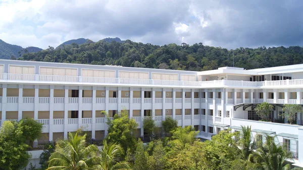 PULAU LANGKAWI, MALASIA - 04 ABR 2015: Terraza y jardín del Hotel DANNA en la isla de Langkawi . — Foto de Stock