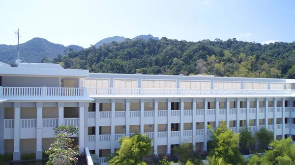 PULAU LANGKAWI, MALASIA - 04 ABR 2015: Terraza y jardín del Hotel DANNA en la isla de Langkawi . — Foto de Stock