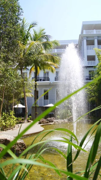 PULAU LANGKAWI, MALAISIE - 4 avril 2015 : Terrasse et jardin de l'hôtel THE DANNA sur l'île de Langkawi . — Photo