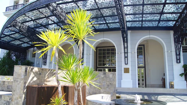 Пантай Лангкаві, Малайзія - 4 Квітень 2015: Тераса і сад з Данна готель на острові langkawi. — стокове фото