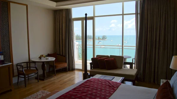 马来西亚兰卡威岛-2015年4月4日: 舒适的床在豪华酒店套房在 Danna, 殖民地房间设计 — 图库照片