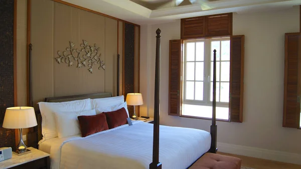 PULAU LANGKAWI, MALASIA - 04 ABR 2015: Cómoda cama en una suite de hotel de lujo en THE DANNA, diseño de habitaciones coloniales — Foto de Stock