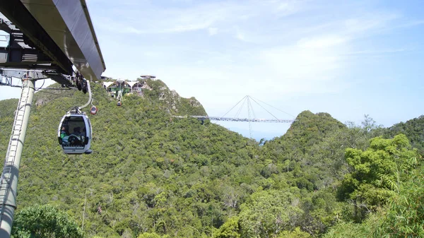 PULAU LANGKAWI, MALAISIE - 8 AVRIL 2015 : Le téléphérique de Langkawi, également connu sous le nom de SkyCab, est l'une des principales attractions de l'île — Photo