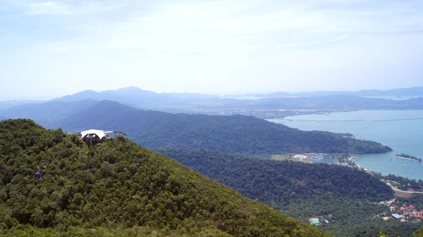 PULAU LANGKAWI, MALAISIE - 8 AVRIL 2015 : Le téléphérique de Langkawi, également connu sous le nom de SkyCab, est l'une des principales attractions de l'île — Photo