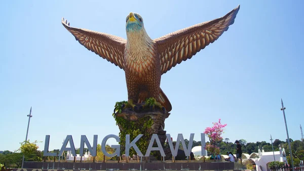 Pulau Langkawi, Malezya - 7 Nisan 2015: Eagle heykel sembolü Langkawi adasının. Kuah Town, Langkawis adın kökeni yansıtan bu yeri kartal Meydanı'nda yer alan