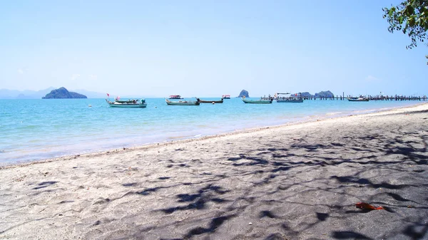 PULAU LANGKAWI, MALAYSIA - 7 de abril de 2015: Praia de areia preta famosa — Fotografia de Stock