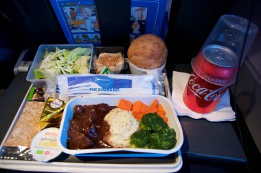 San Francisco, California, ABD - 24 Kasım 2018: Ekonomi sınıfı uçakta salata ve kola ile servis edilen sıcak yiyecekler