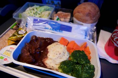 San Francisco, California, ABD - 24 Kasım 2018: Ekonomi sınıfı uçakta salata ve kola ile servis edilen sıcak yiyecekler