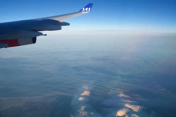 SAN FRANCISCO, CALIFORNIA, ESTADOS UNIDOS - NOV 24, 2018: Vista da Gronelândia de avião, montanhas congeladas ou geleiras com vista para a asa — Fotografia de Stock