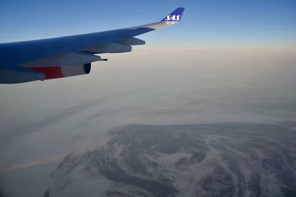 San Francisco, California, Spojené státy americké - 24.11.2018: Pohled na Grónsko z letadla, zamrzlé hory nebo ledovce s výhledem na křídla — Stock fotografie