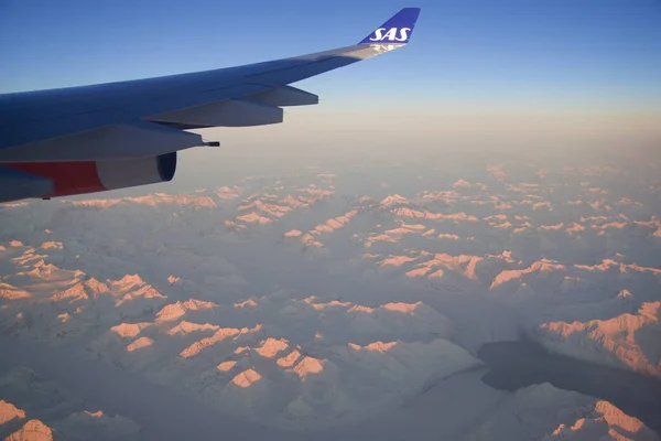 SAN FRANCISCO, CALIFORNIA, UNITED STATES - NOV 24th, 2018: Greenland view from airplane, frozen mountains or glaciers with wing view — Stock Photo, Image