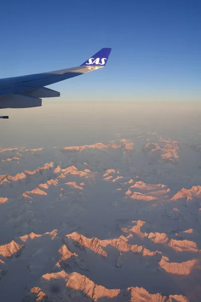 SAN FRANCISCO, CALIFORNIA, ESTADOS UNIDOS - 24 NOV 2018: Vista de Groenlandia desde avión, montañas congeladas o glaciares con vista al ala —  Fotos de Stock