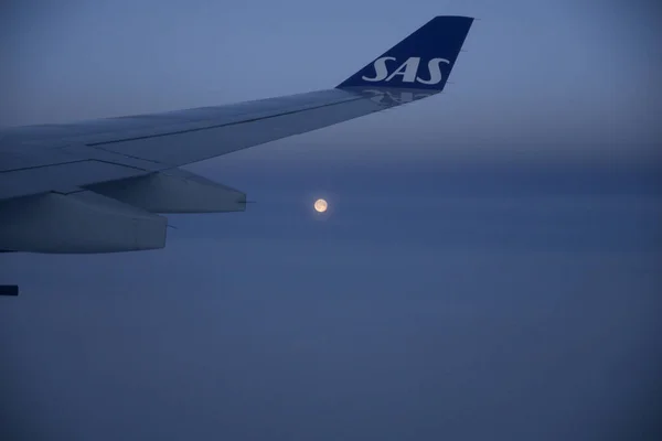 COPENHAGEN, DINAMARCA - NOV 24th, 2018: Vista da lua e da asa da janela de um avião voador, vista de asa de um avião — Fotografia de Stock