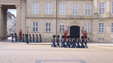 Kopenhag, Danimarka - 6 Haziran 2015: Frederiksstaden bölgesindeki kraliyet sarayındaki Amalienborg Kalesinde Kraliyet Muhafızları
