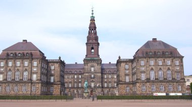 Kopenhag, Danimarka - 5 Haziran 2015: Christiansborg Sarayı, Danimarka başkentinin ünlü simgesi. Christiansborg kalesi, Slotsholmen 'deki parlamento merkezi.