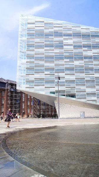 कोपेनहेगन, डेनमार्क जुल 05 वीं, 2015: क्रिस्टल और क्लाउड, न्यूक्रेडिट मुख्यालय, कोपेनहेगन में कालवेबोड ब्रागेज में आधुनिक वास्तुकला — स्टॉक फ़ोटो, इमेज