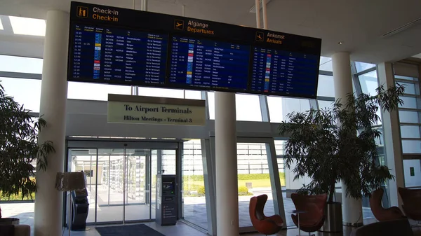 COPENHAGEN, DENMARK - JUL 04th, 2015: Flights information board at an airport hotel near the terminal — Stock Photo, Image