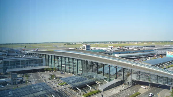 COPENHAGEN, DINAMARCA - 05 DE JUL DE 2015: Edificio terminal con estacionamiento de aviones en la puerta, vista exterior —  Fotos de Stock