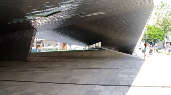 COPENHAGEN, DINAMARCA - 05 DE JUL DE 2015: Crystal and Cloud, sede de Nycredit, arquitectura moderna en Kalvebod Brygge en Copenhague — Foto de Stock