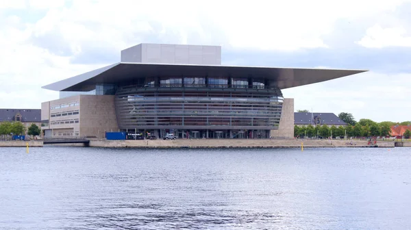 कोपेनहेगन, डेनमार्क जुलाई 06th, 2015: डेनिश राजधानी शहर में स्थित आधुनिक ओपेरा हाउस भवन का दृश्य — स्टॉक फ़ोटो, इमेज
