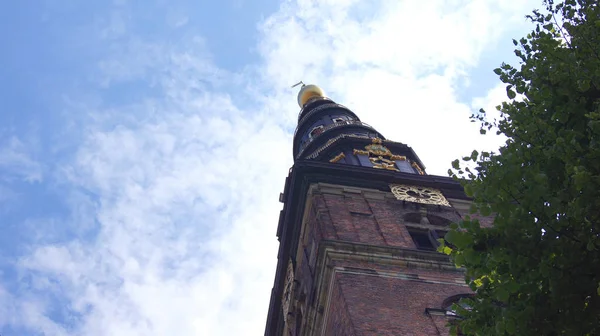 COPENHAGEN, DANEMARK - 06 JUL 2015 : Nos Sauveurs Vor Frelsers Kirke - l'une des églises les plus célèbres du Danemark. Serpentine spire a été inauguré en 1752 un passe-temps populaire pour gravir 400 marches vers le haut — Photo