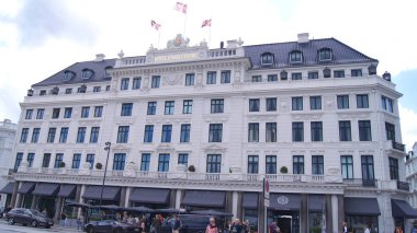 Kopenhag, Danimarka - 6 Haziran 2015: Kopenhag 'daki Hotel D Angleterre binasının görüntüsü. Angleterre Oteli dünyadaki ilk lüks otellerden biridir..