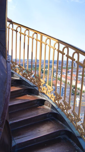 COPENHAGEN, DANEMARK - 06 JUL 2015 : Escalier extérieur vers le sommet de l'église Notre Sauveur Vor Frelsers Kirke offrant une vue imprenable sur le centre de Copenhague — Photo