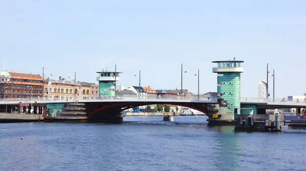 КОПЕНГАГЕН, ДАНИЯ - ИЮЛЬ, 2015 г.: Крытый мост через внутреннюю гавань Коптебро с двумя контрольными вантами — стоковое фото